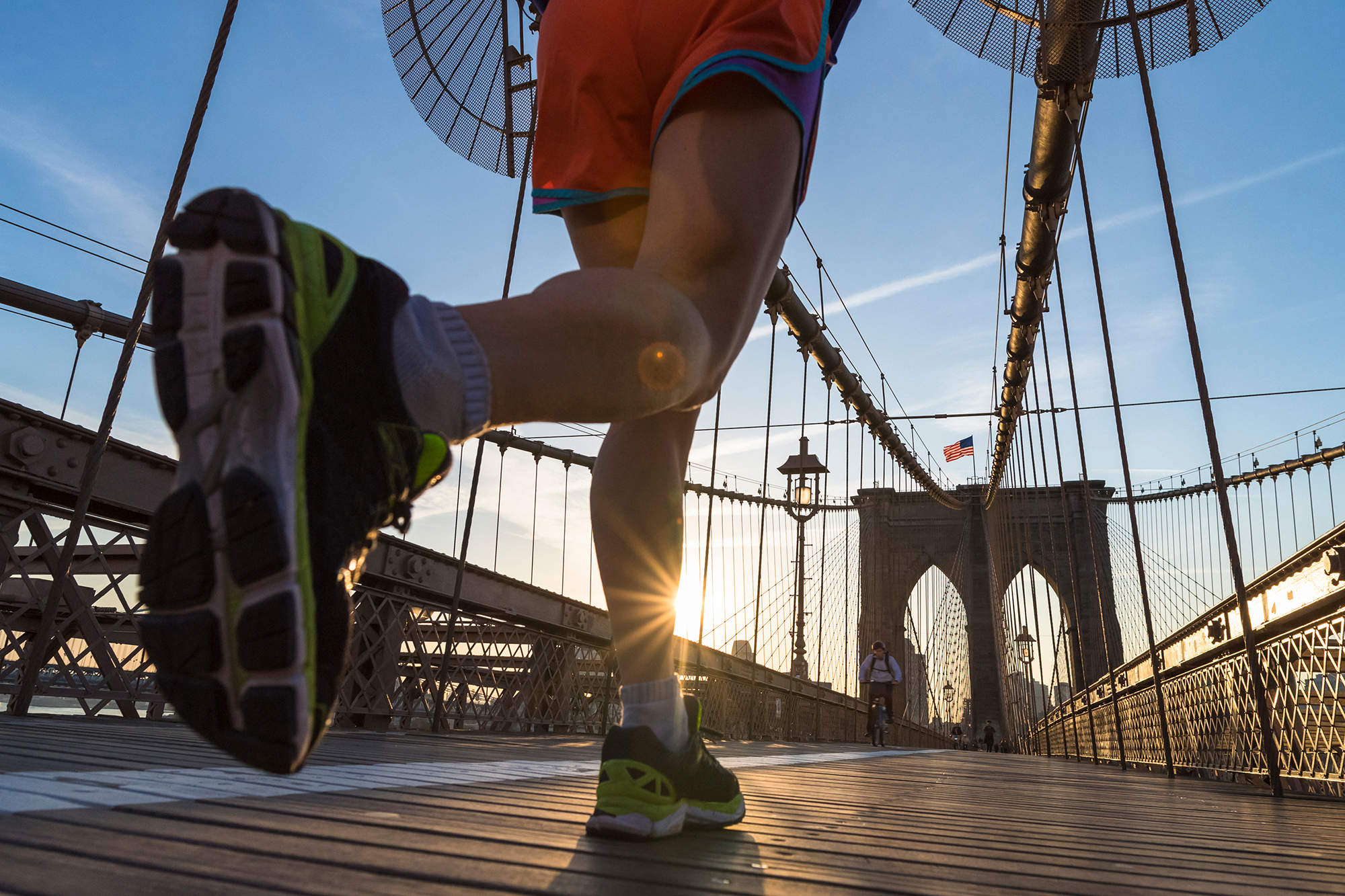 Läufer von unten in New York auf einer Brücke