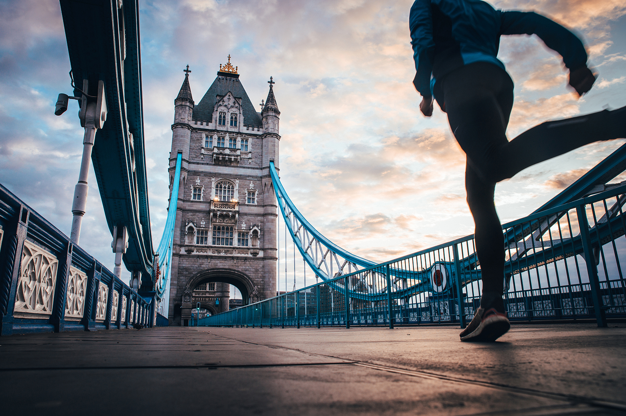Läufer von unten auf der Tower Bridge London